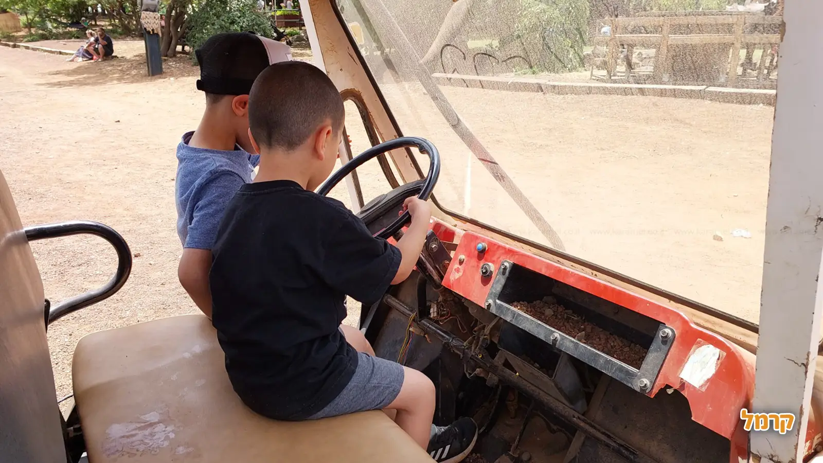 ילדים עם טרקטור