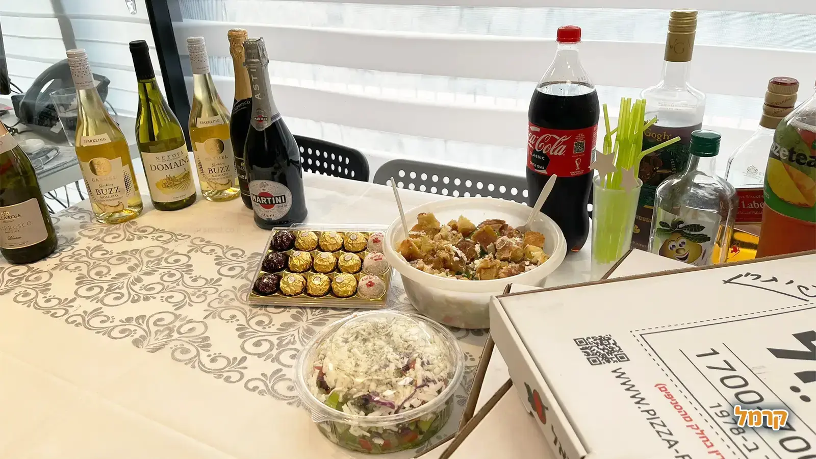 שולחן חגיגי בהרמת כוסית