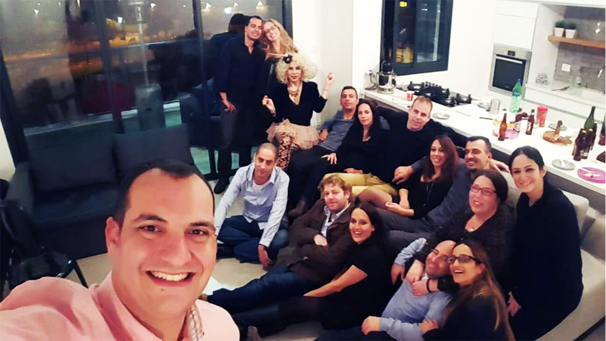בסלון עם ג'וזי דיויין - 073-7585000