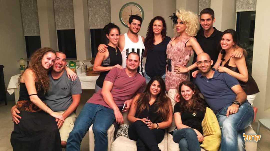 בסלון עם ג'וזי דיויין