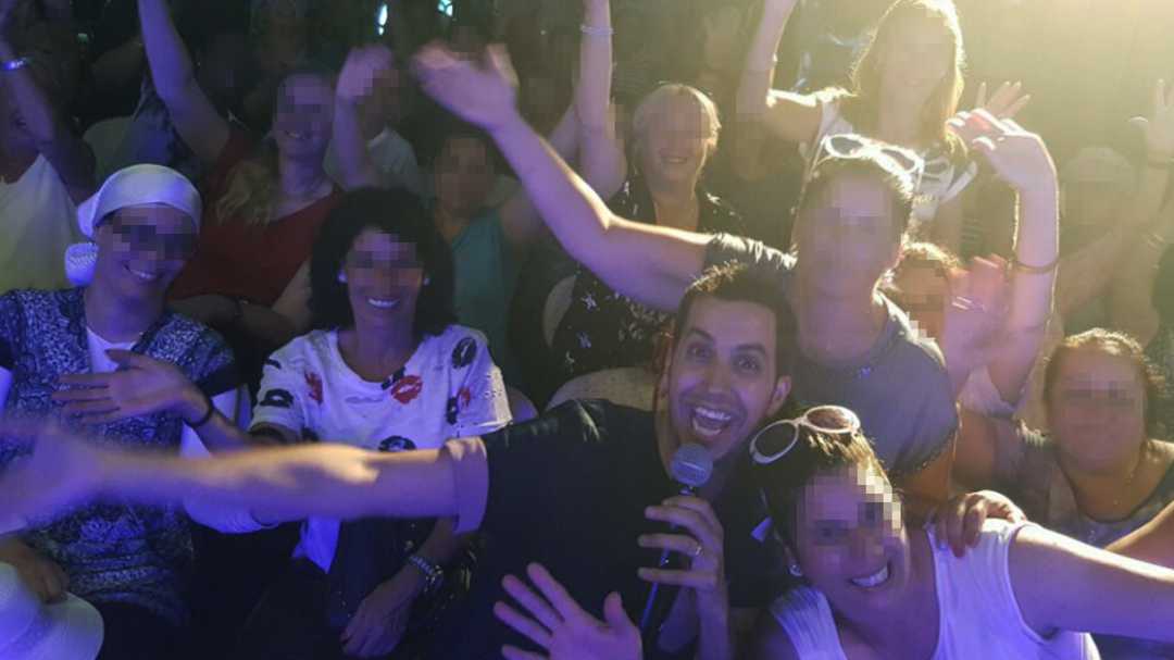 תמיר בוסקילה במופע סטנדאפ