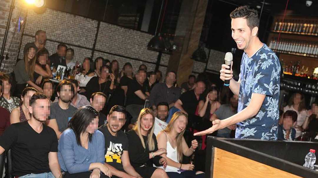 תמיר בוסקילה במופע סטנדאפ