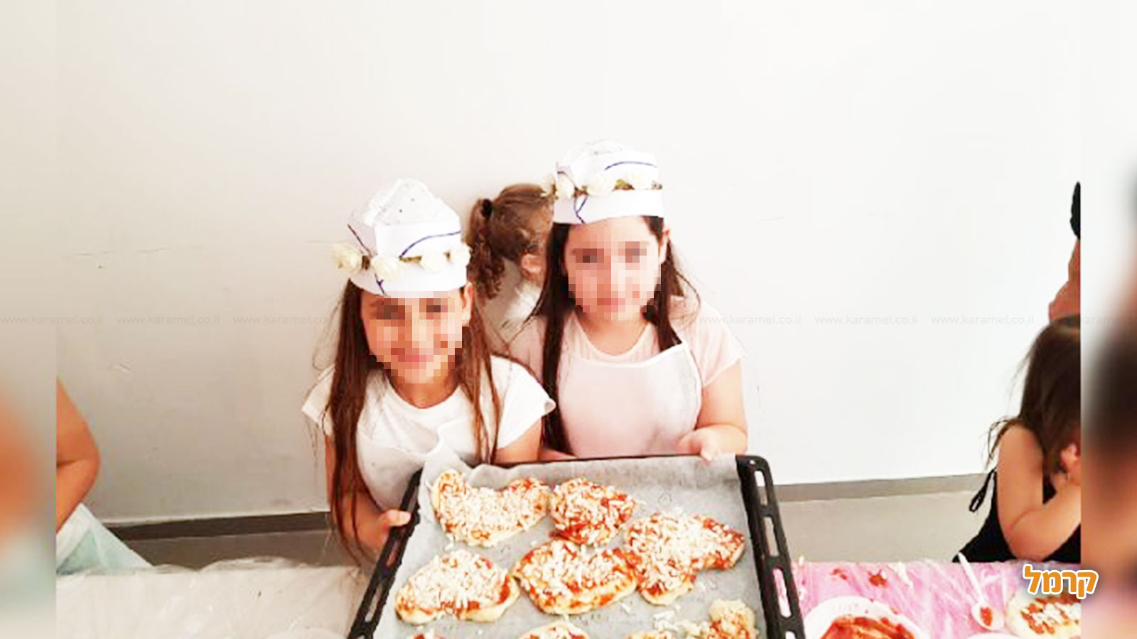 בנות עם מגש של פיצות