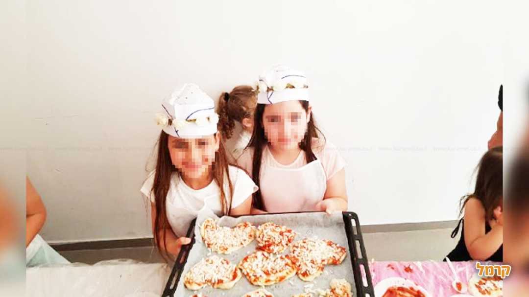 בנות עם מגש של פיצות