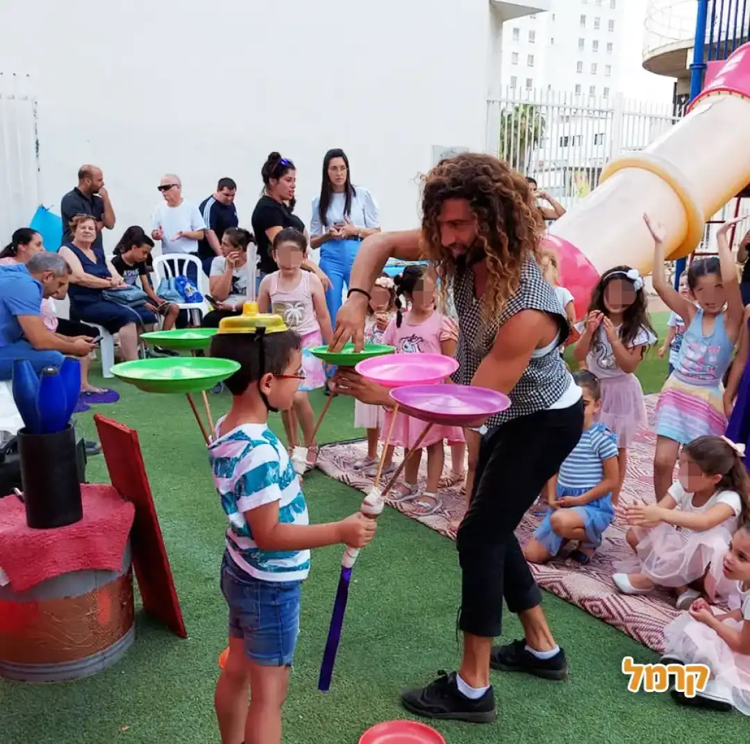 ילד עם צלחות מסתובבות