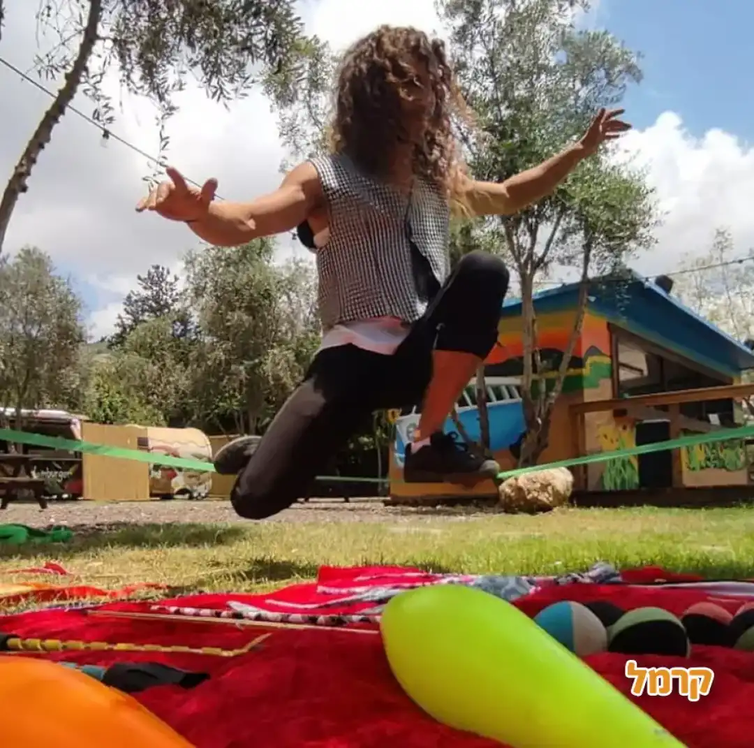 אורן הולך על חבל דק