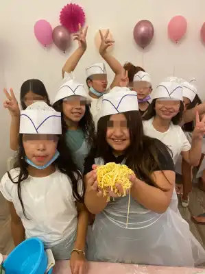 בנות בסדנת פסטה בנות בסדנת פסטה