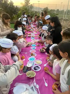 ילדים מכינים אוכל בסדנא ילדים מכינים אוכל בסדנא