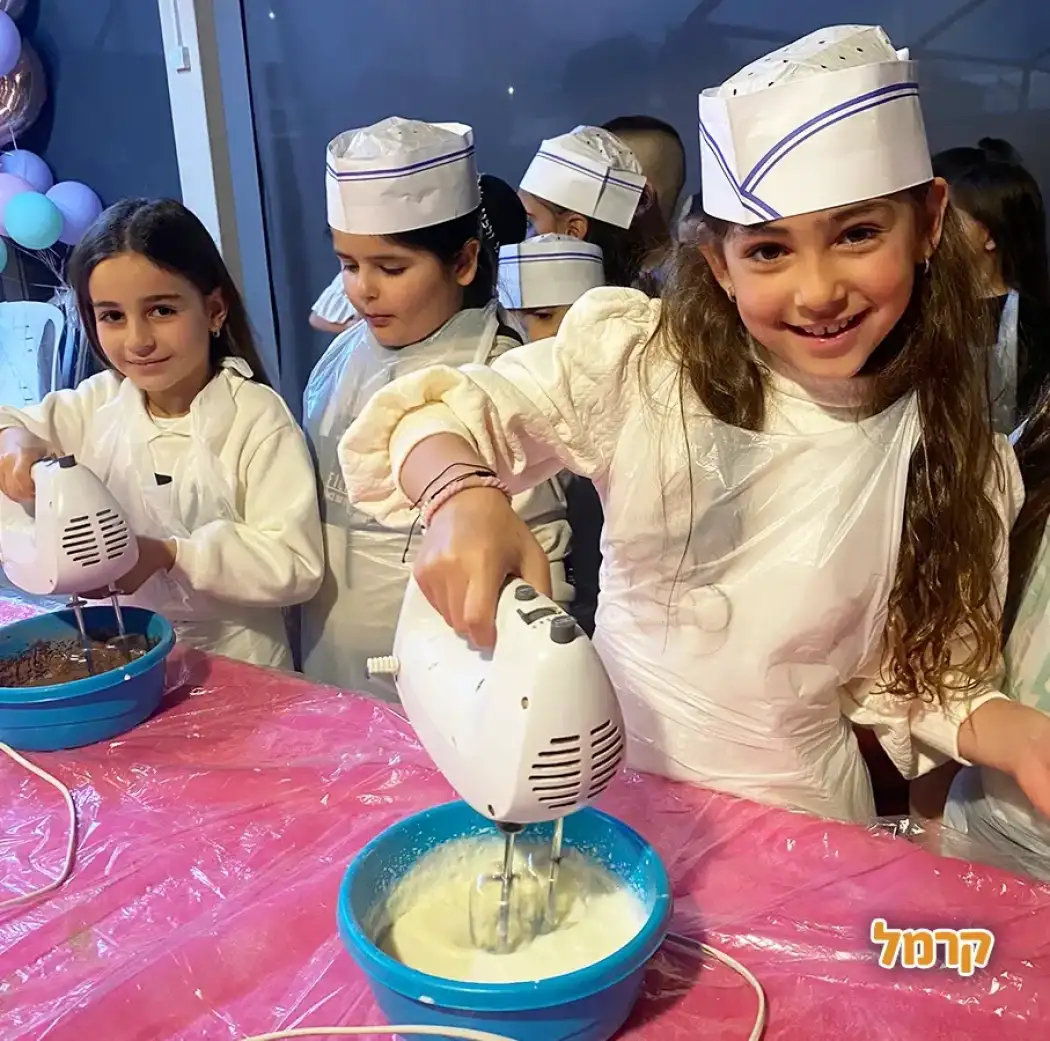 ילדה מחזיקה מקסר יד ילדה מחזיקה מקסר יד