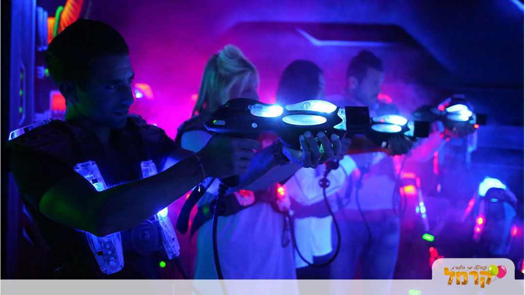 אנשים נהנים ממשחק בלייזר סיטי