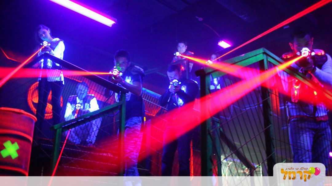 אנשים נהנים ממשחק לייזר טאג ראשון לציון בלייזר סיטי