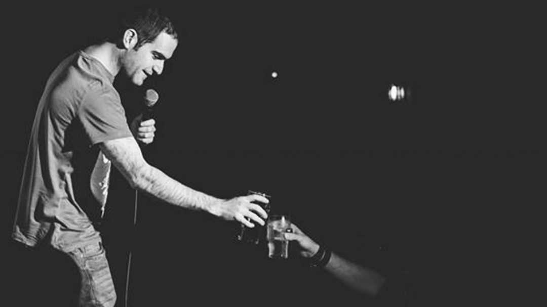 שי שוחמי סטאנדאפ צעיר ובועט