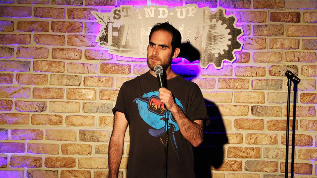 שי שוחמי סטאנדאפ צעיר ובועט