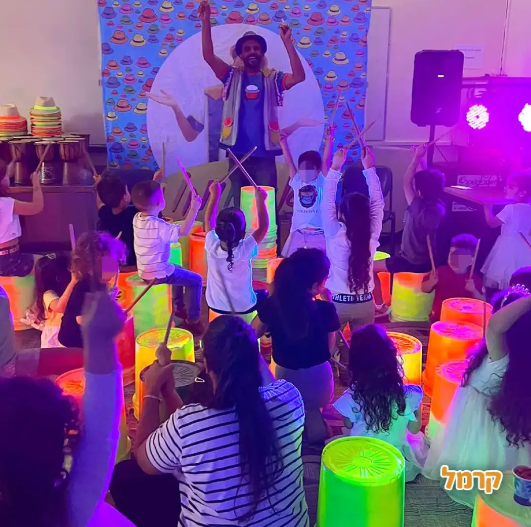 אדמימו בא לעשות מסיבה