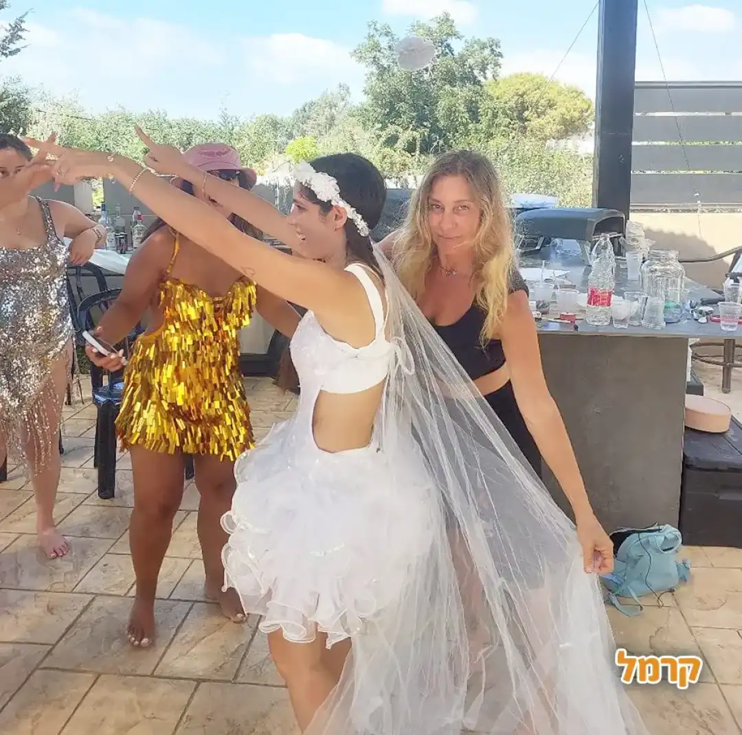 סטריפדאנס עם ענבר