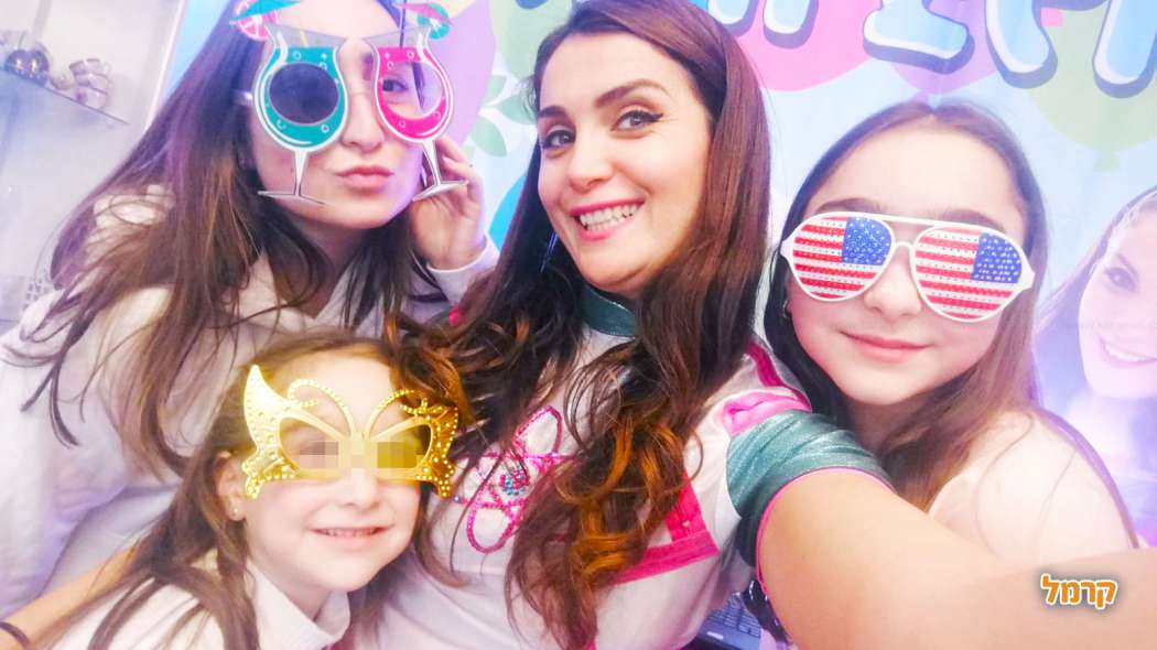 מסיבה זוהרת ומקפיצה עם אלה