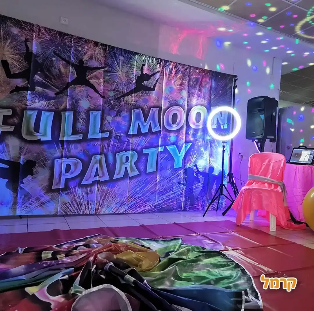 מסיבה זוהרת ומקפיצה עם אלה