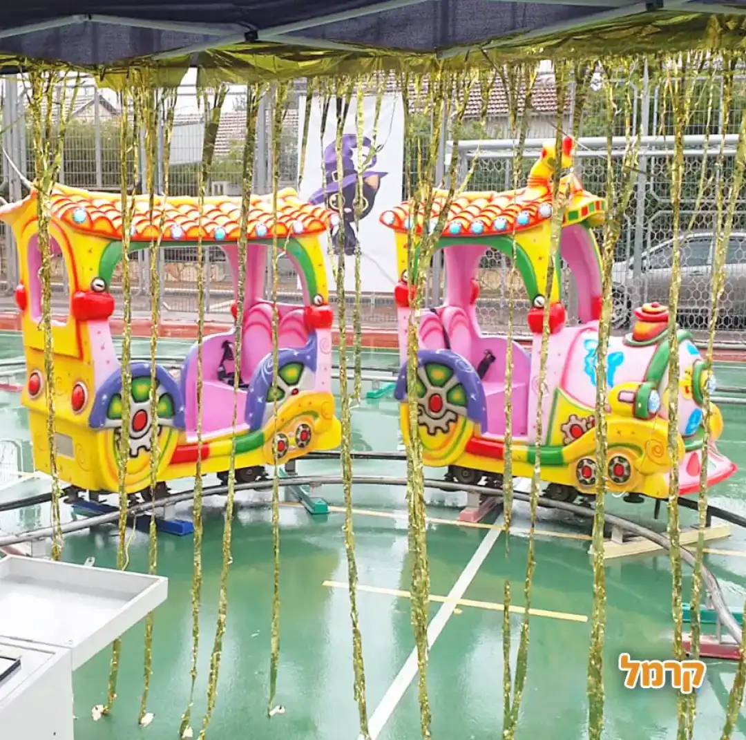רכבת לקטנים על מסילה