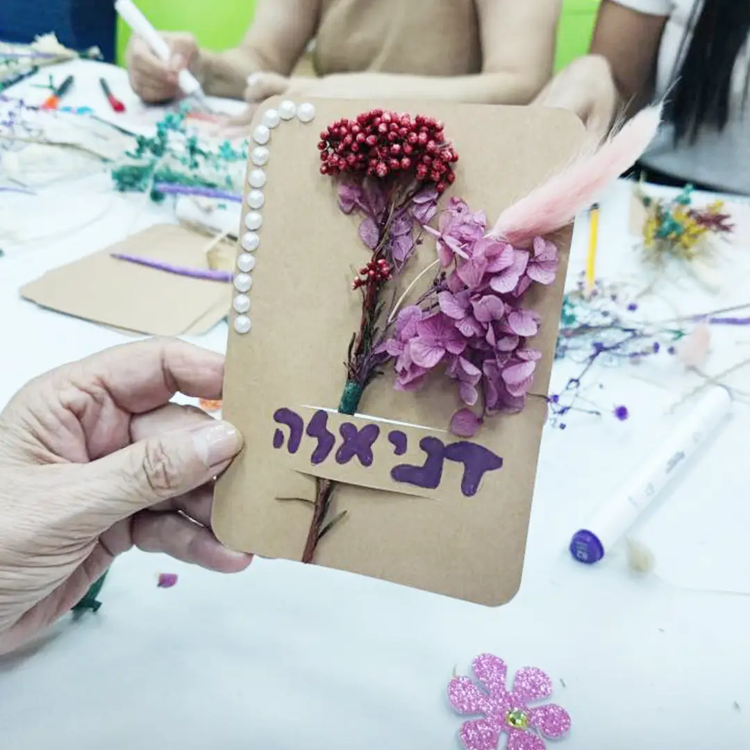 לומי - שזירה עם פרחים