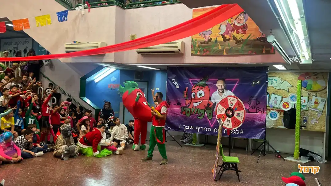 עדן ספייסי כוכב הטיק טוק, מופע חריף והפעלות