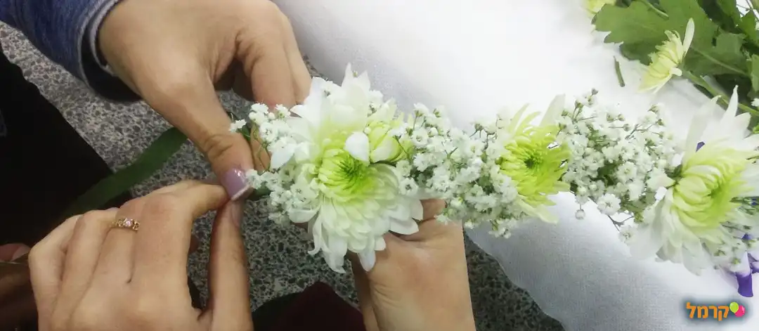 רווה בפרחים