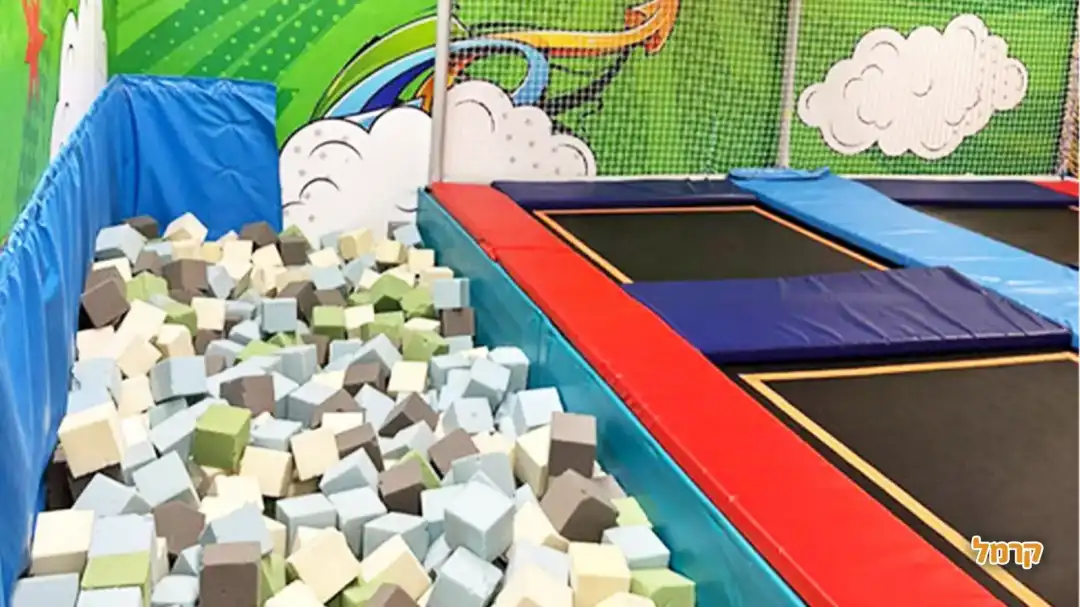 טרמפולינות ובריכת קוביות ספוג