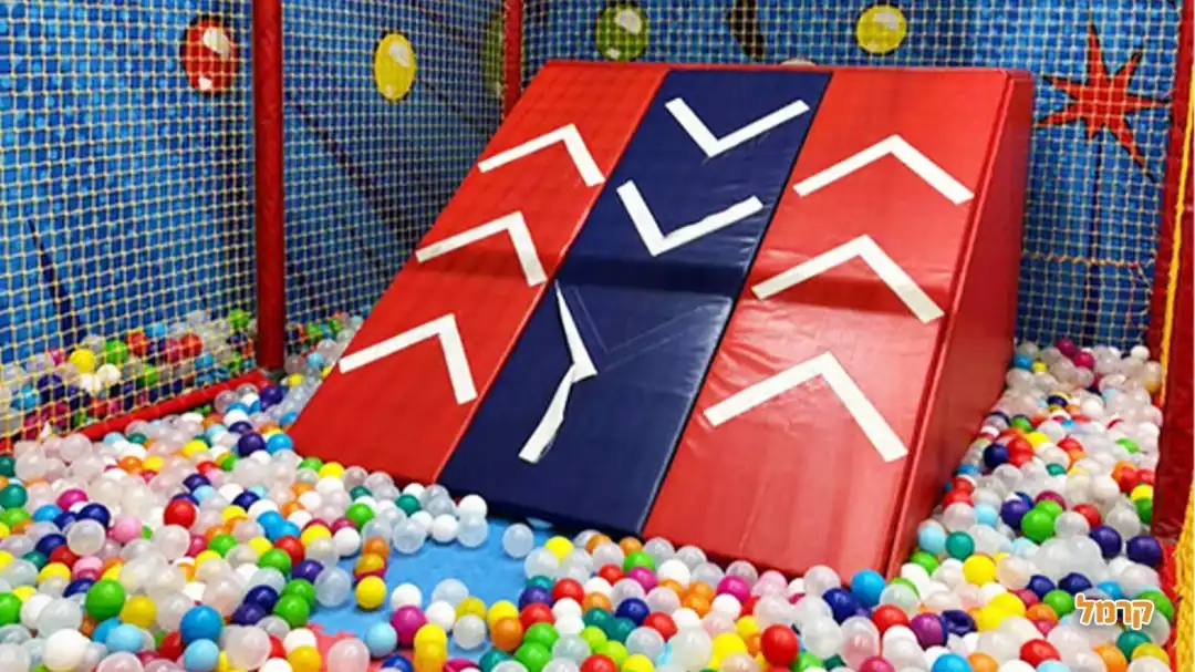 מגלשה לבריכת כדורים