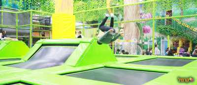 קופצים בטרמפולינה