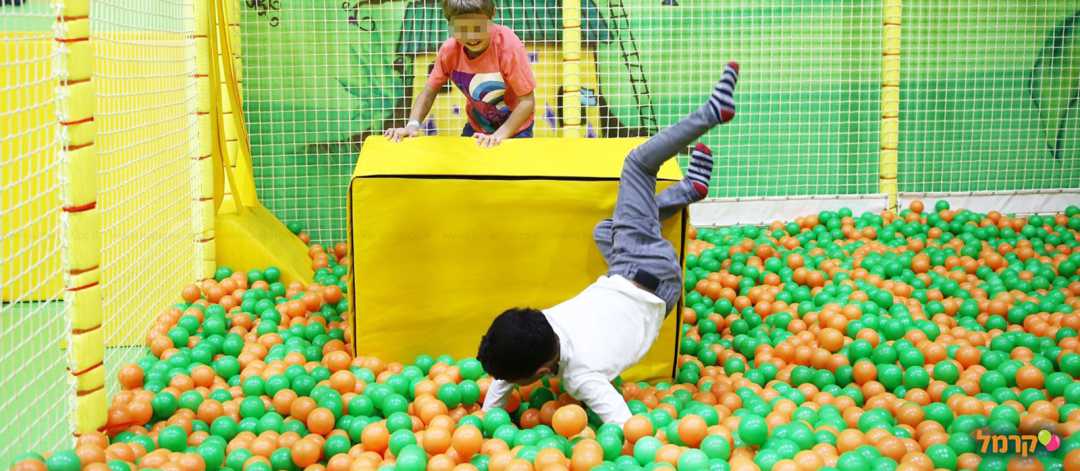 בריכה כדורים