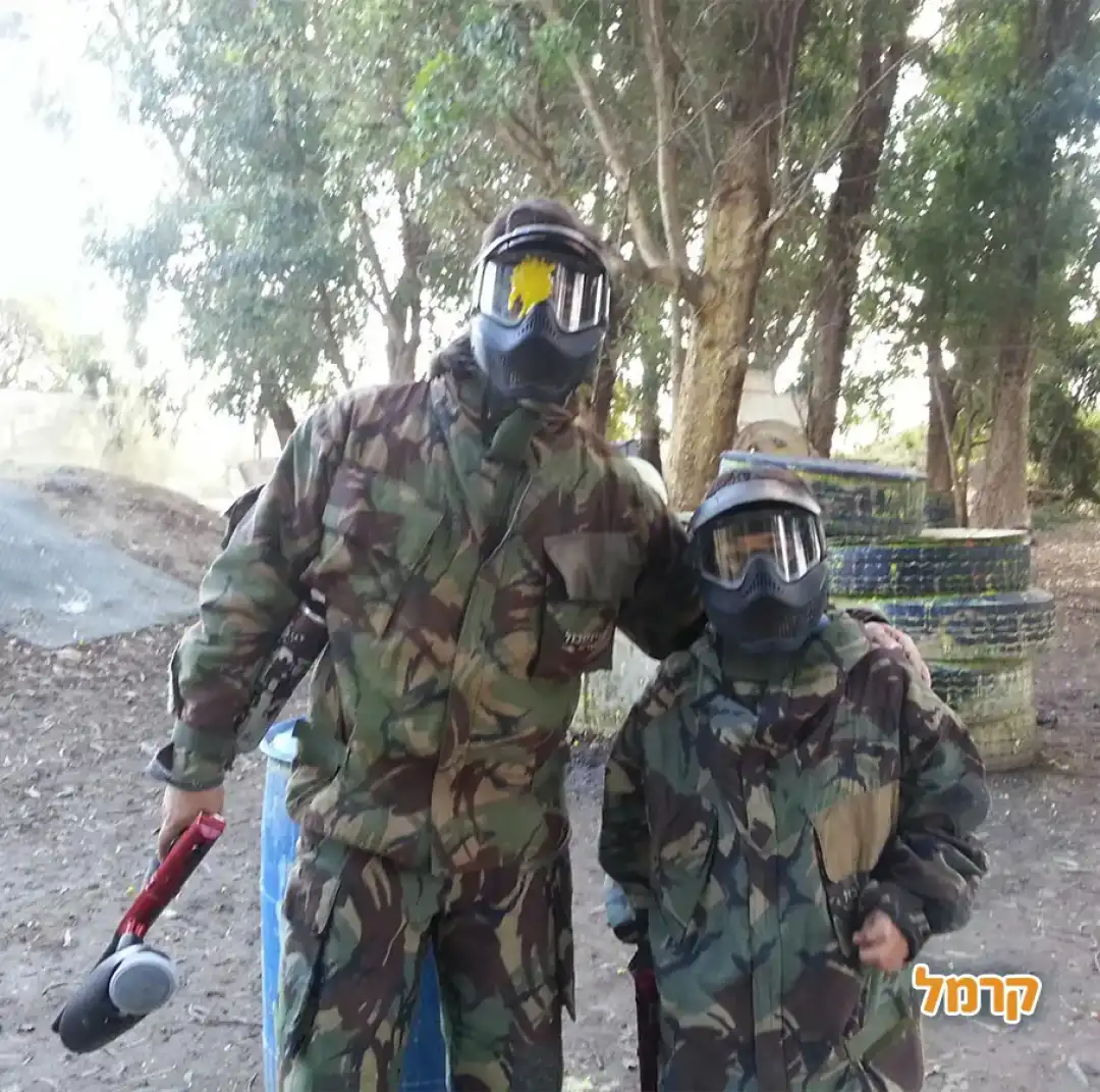 צמד לבוש עם מסכות יוצאים לפעילות