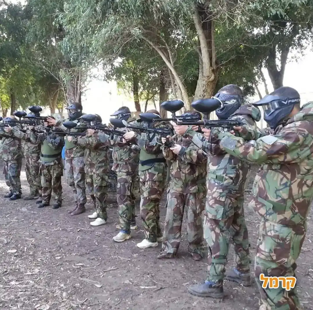 קבוצה של אנשים מכוונים את הרובים