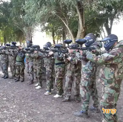 קבוצה של אנשים מכוונים את הרובים קבוצה של אנשים מכוונים את הרובים