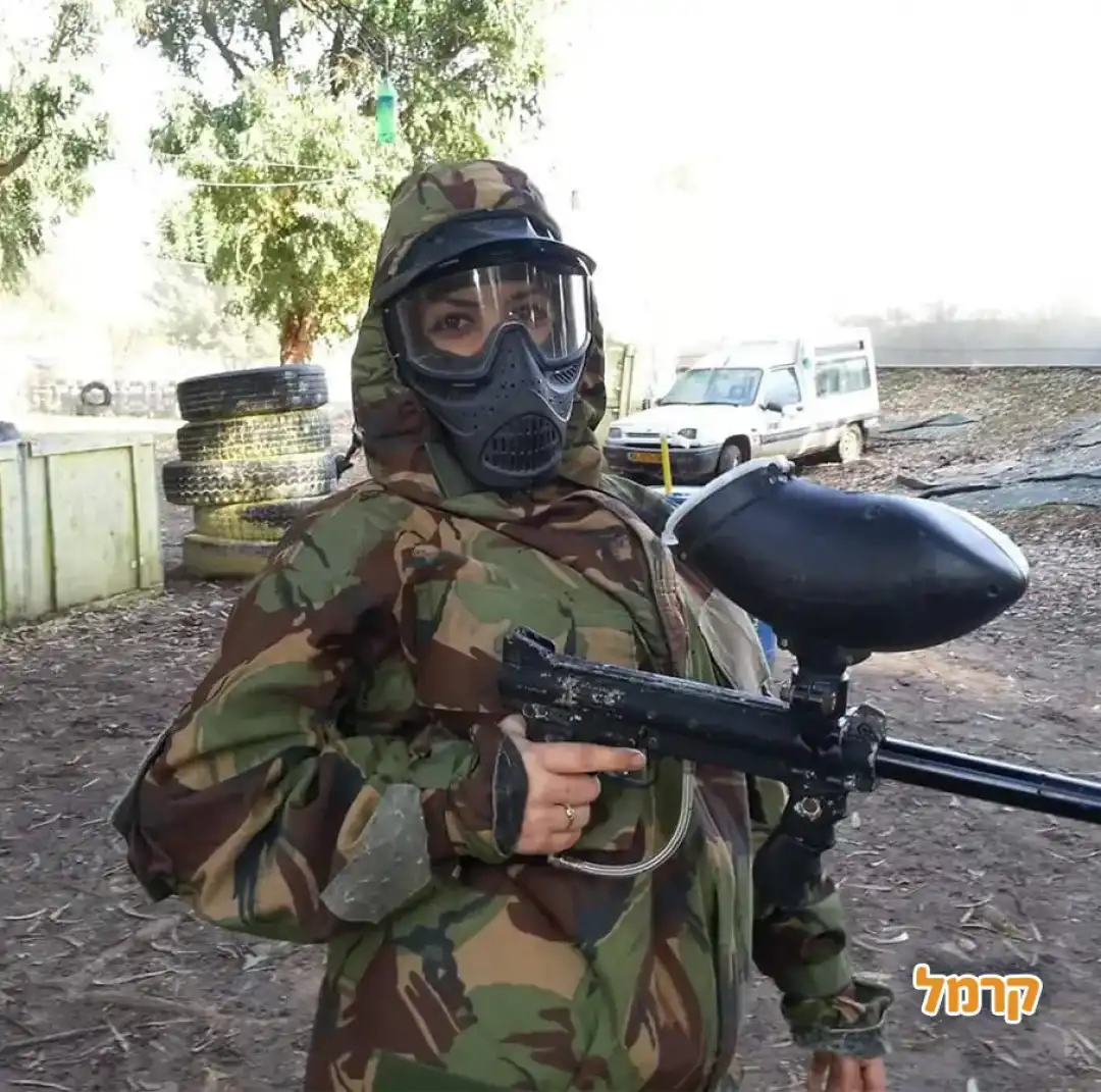 שחקנית עם חליפה ורובה