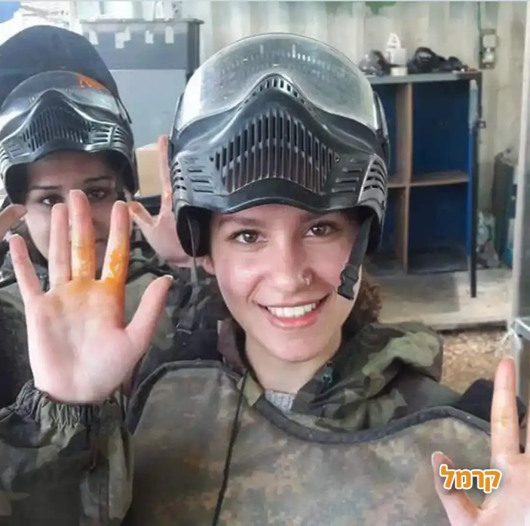 בנות אחרי המשחק עם צבע על היד