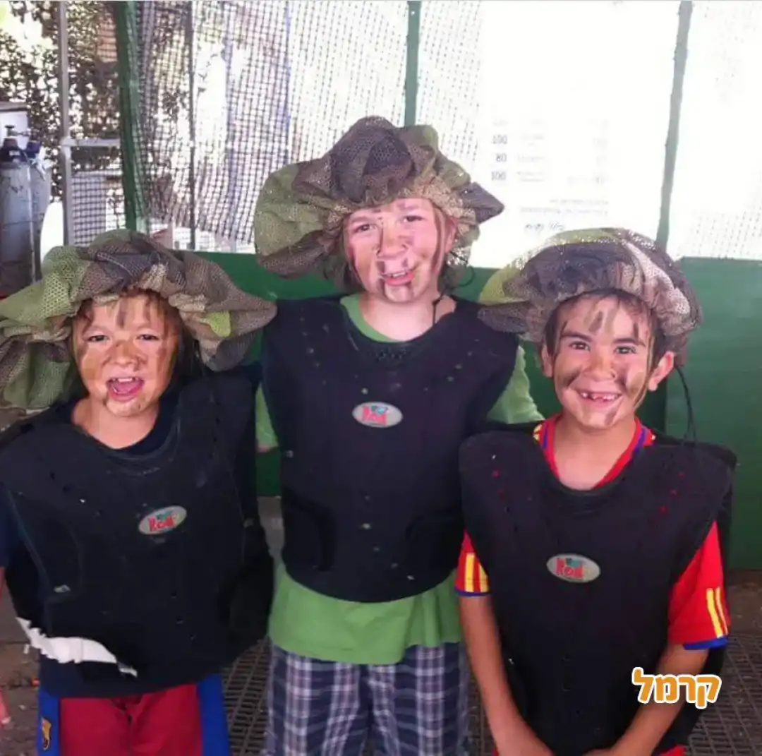 ילדים עם צבעי הסוואה 