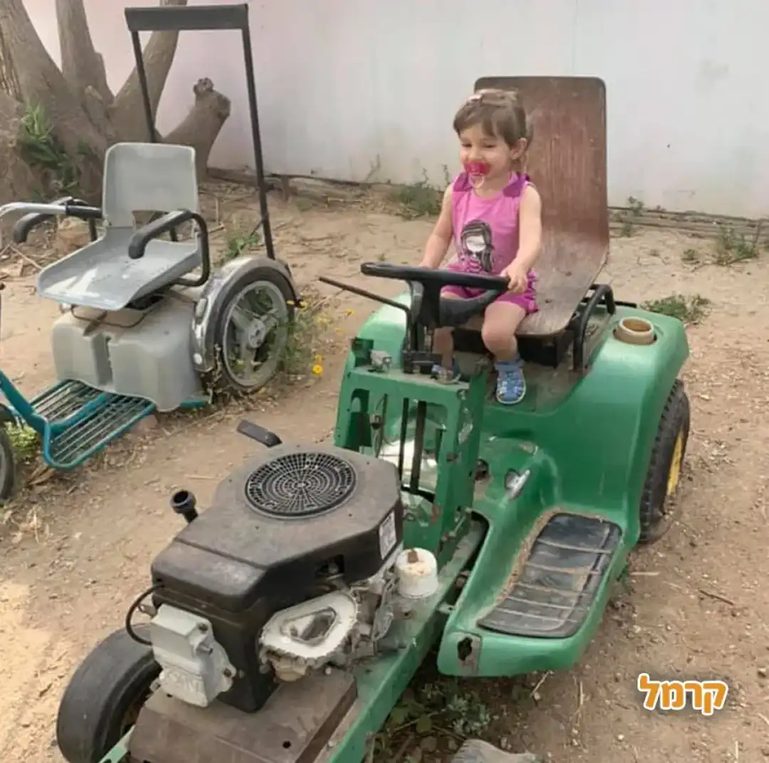 ילדה על טרקטור קטן