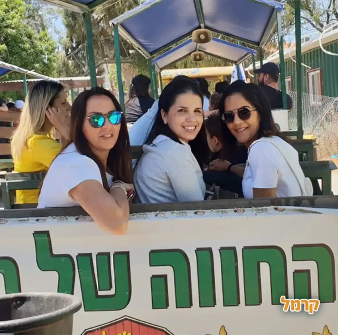 3 נשים בכרכרה