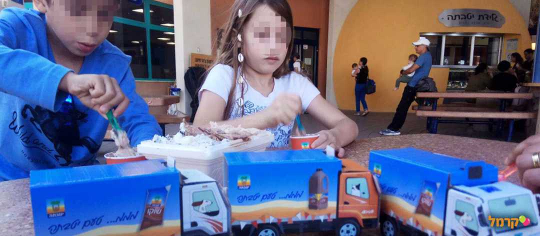 ילדה אוכלת מעדן בפארק