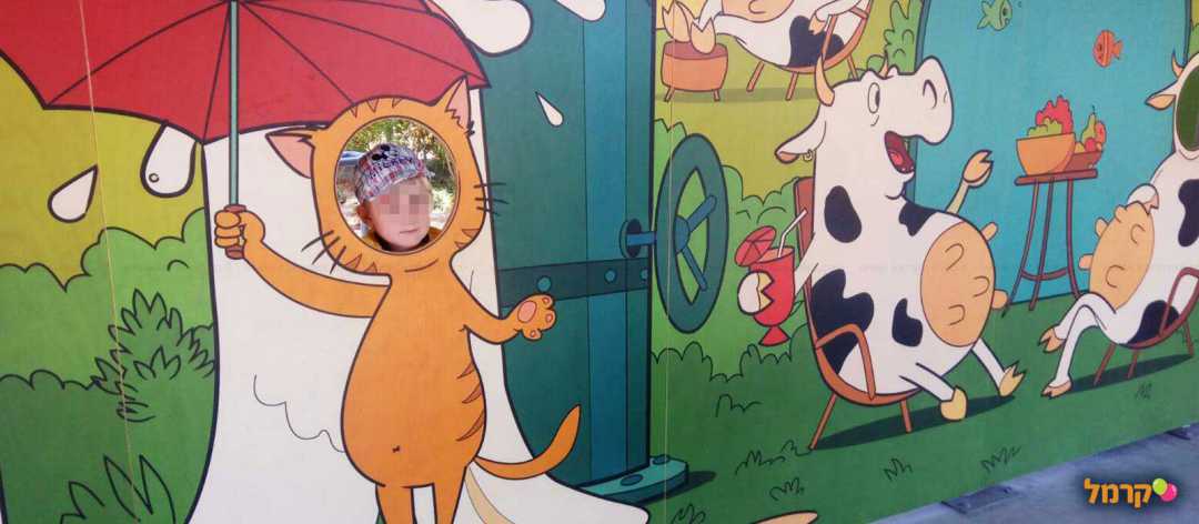 מצטלמים בתוך מסגרות ענקיות ומדליקות