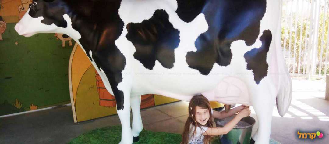 ילדה חולבת דמות פרה
