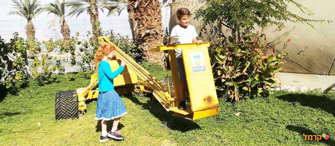 ילדים משחקים בפארק יטבתה