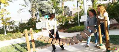 אישה מקישה על חתיכות עץ הנראות כקסילופון