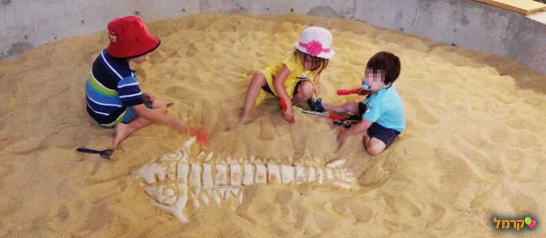 ילדים בארגז חול בפארק יטבתה