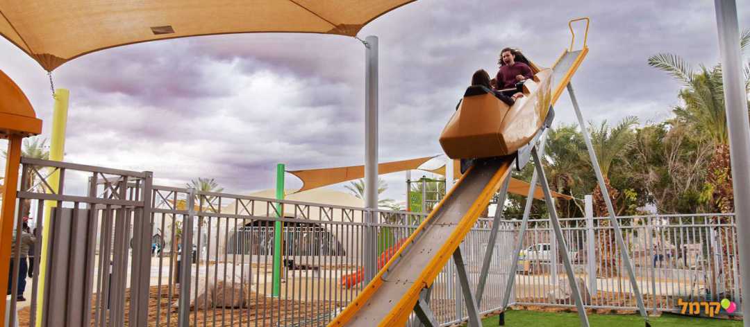 ילדים מתגלשים ברכבת