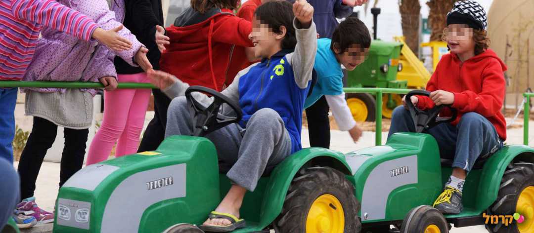 ילדים נהנים במיני טרקטורון