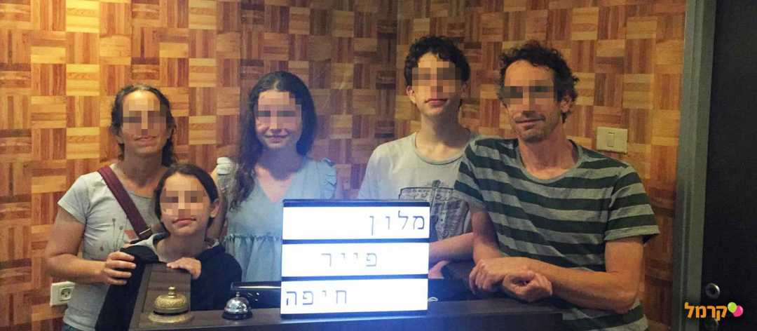 חברים נהנים מחדר בריחה אניגמטיק