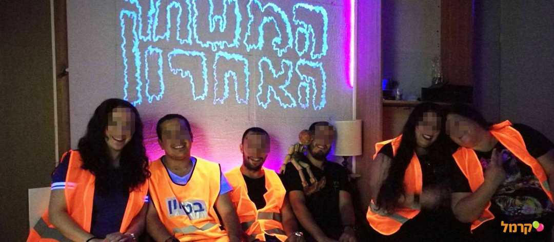 חברים נהנים מחדר בריחה אניגמטיק