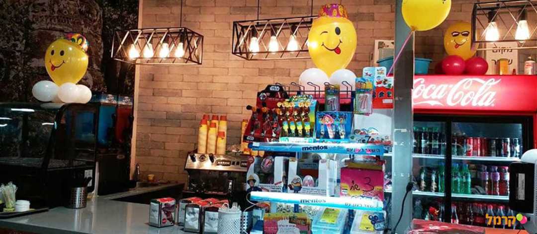 קיוסק עם מזון ושתיה