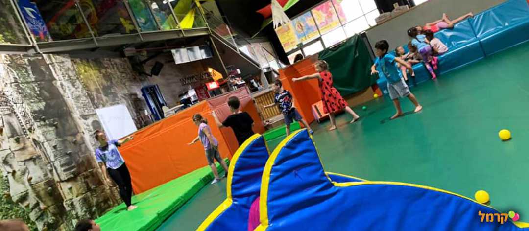 ילדים נהנים במשחקיה