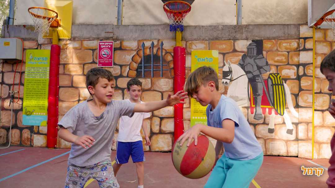 רחבת המגרש כדורסל